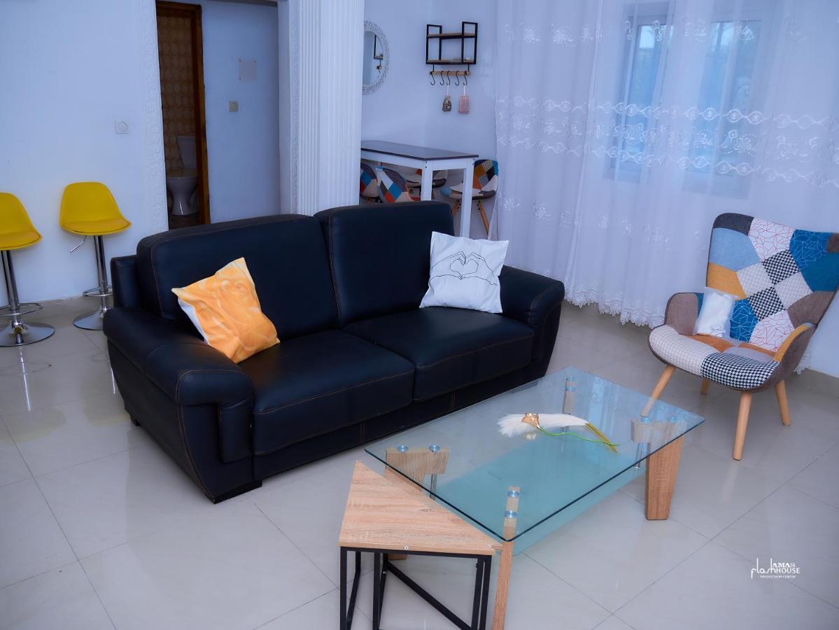 Naiveli-Palm Appartement Meuble Sobre Et Chic Douala Extérieur photo