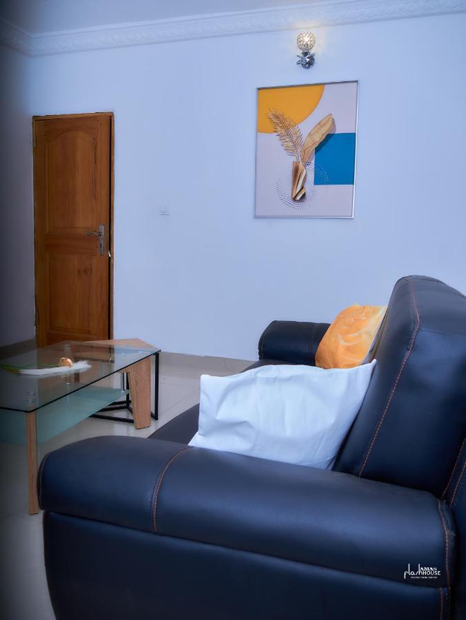 Naiveli-Palm Appartement Meuble Sobre Et Chic Douala Extérieur photo
