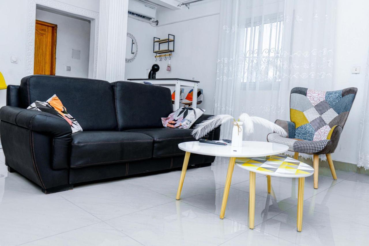 Naiveli-Palm Appartement Meuble Sobre Et Chic Douala Extérieur photo